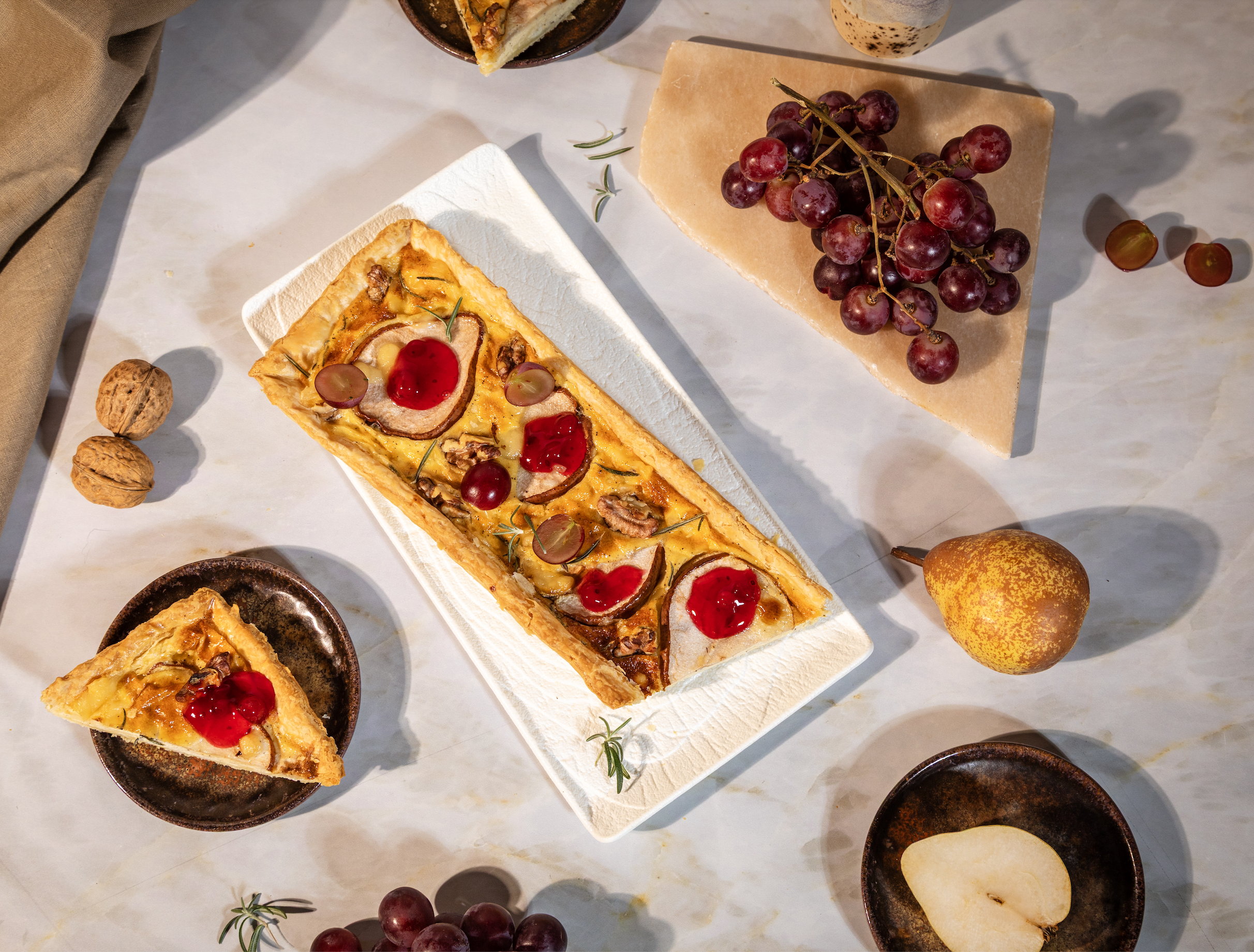 Tarta rustykalna z serem, gruszką i żurawiną