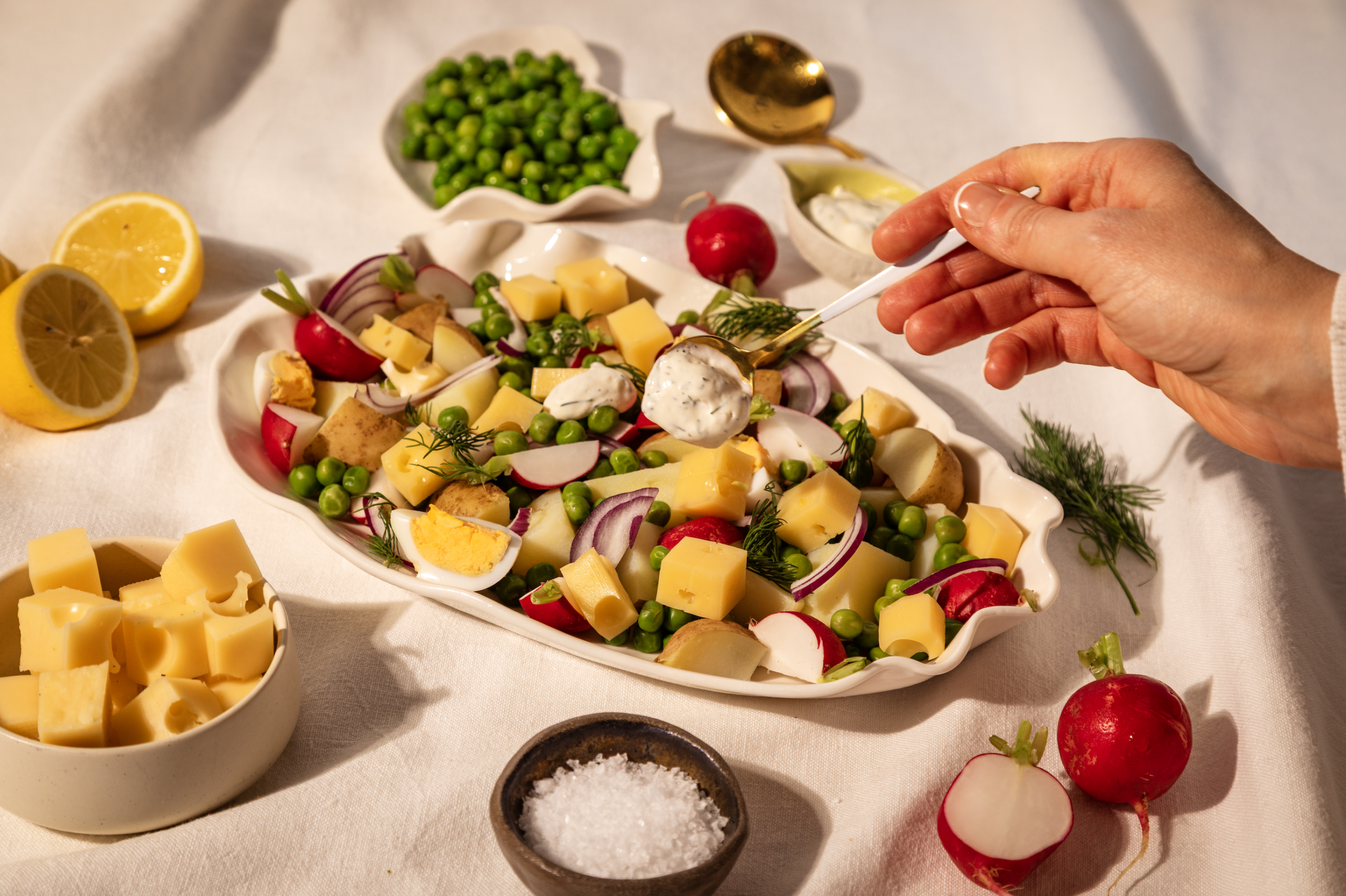 Sałatka z młodych ziemniaków, rzodkiewki i sera Edam