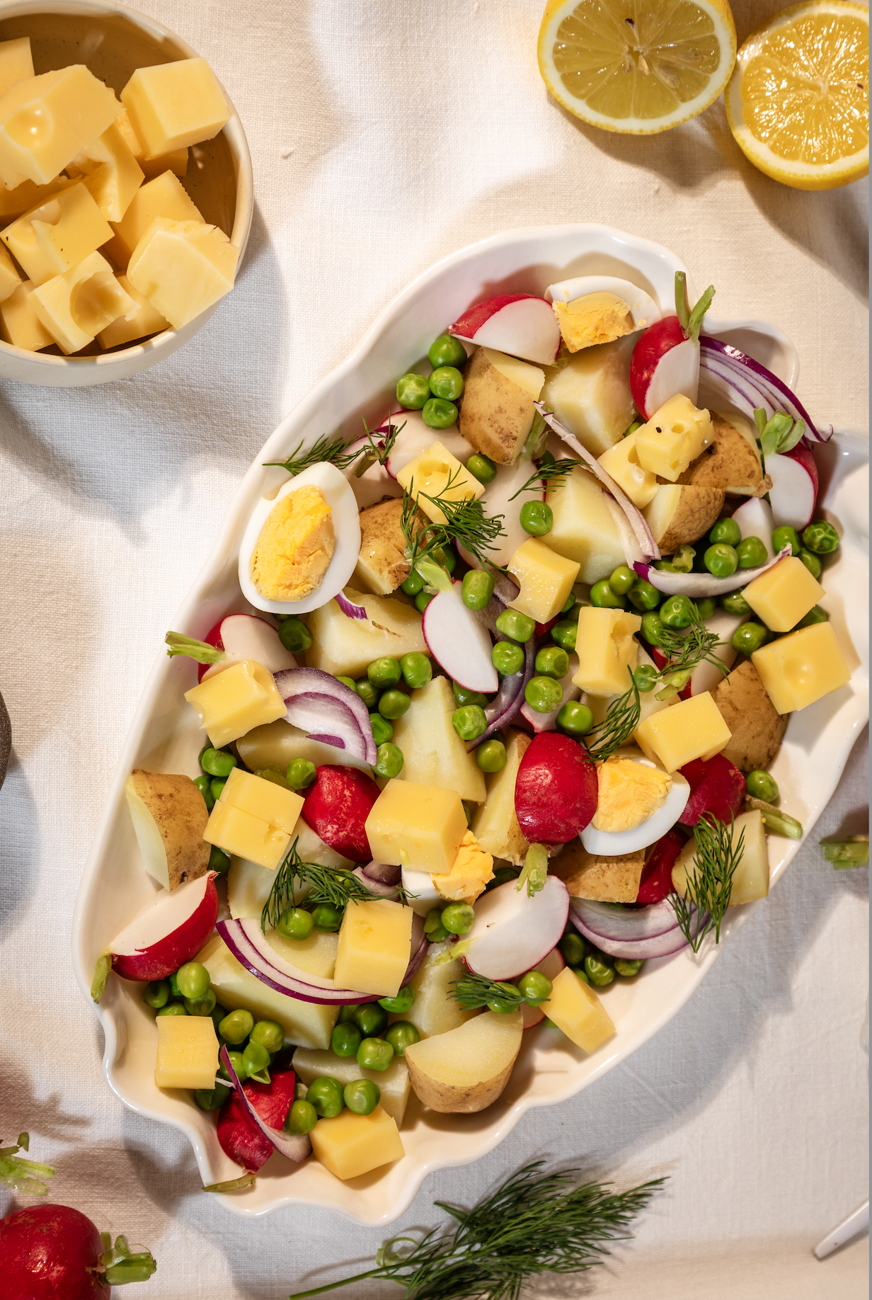 Sałatka z młodych ziemniaków, rzodkiewki i sera Edam