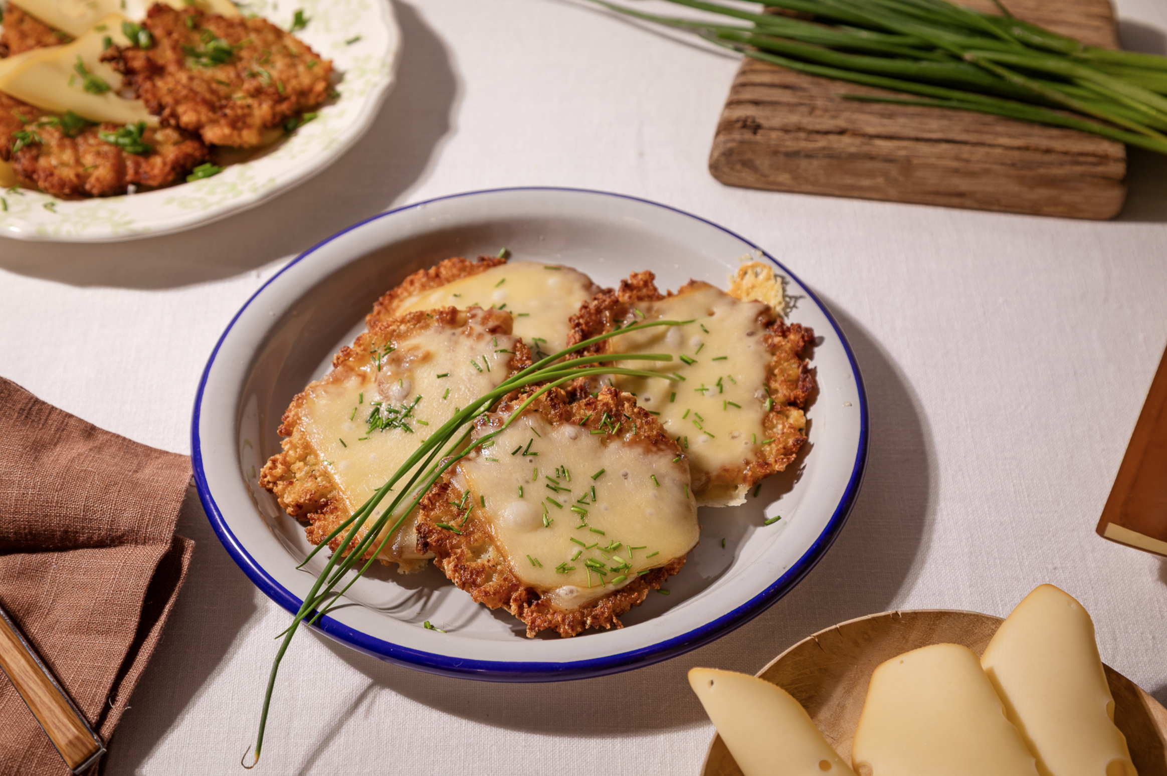 Placki ziemniaczane z wędzonym serem i kwaśną śmietaną