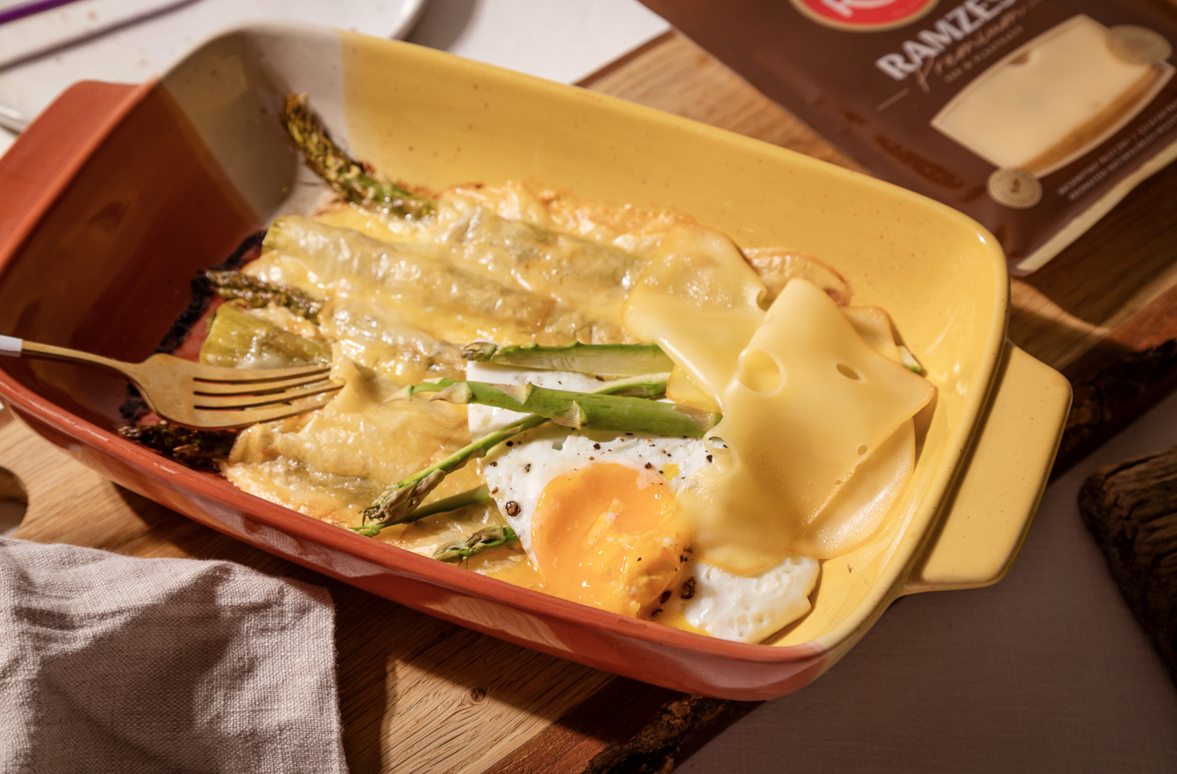 Szparagi zapiekane z wędzonym serem i jajkiem sadzonym