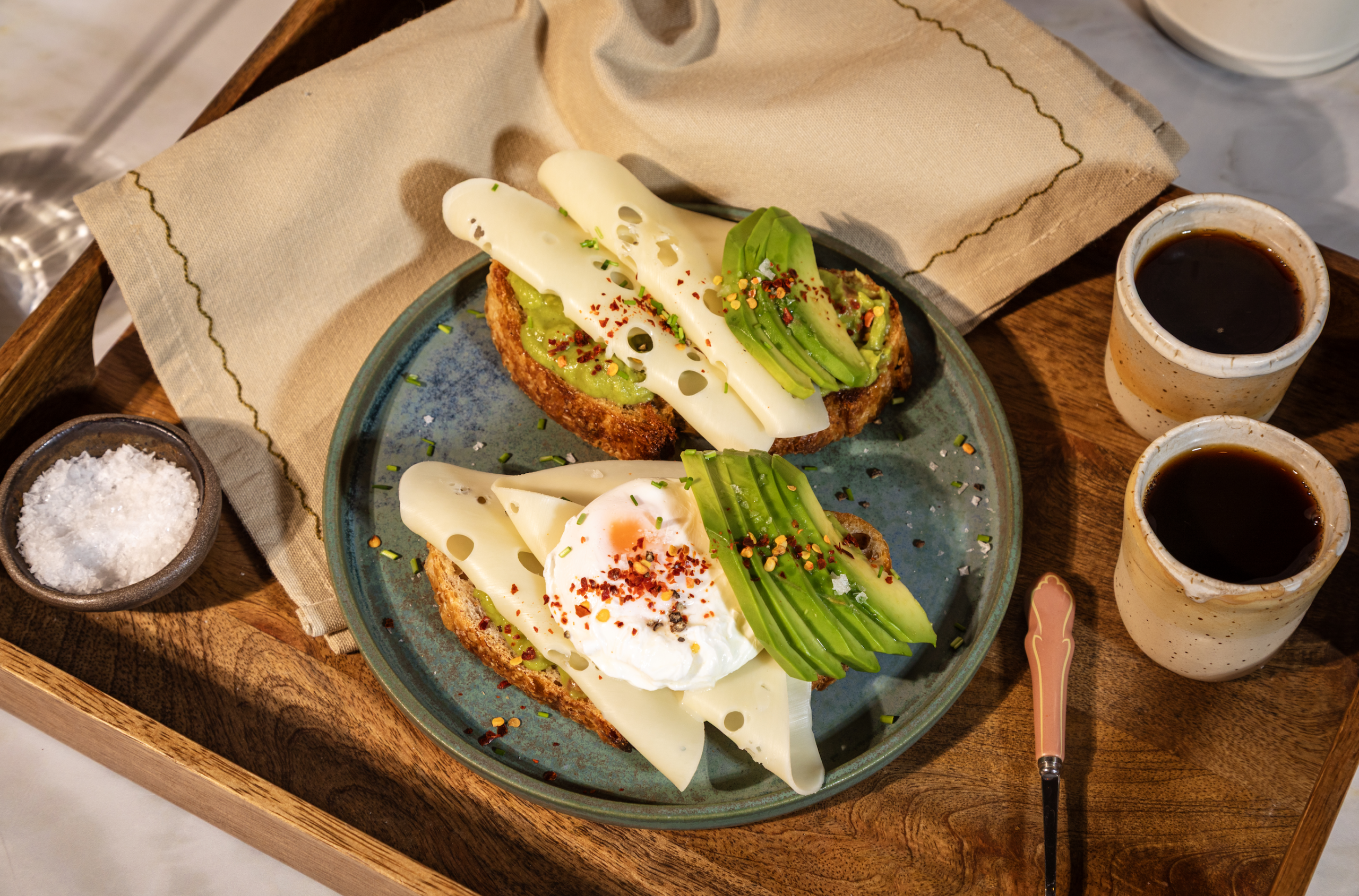 High-protein toast z serem Active, jajkiem w koszulce i awokado