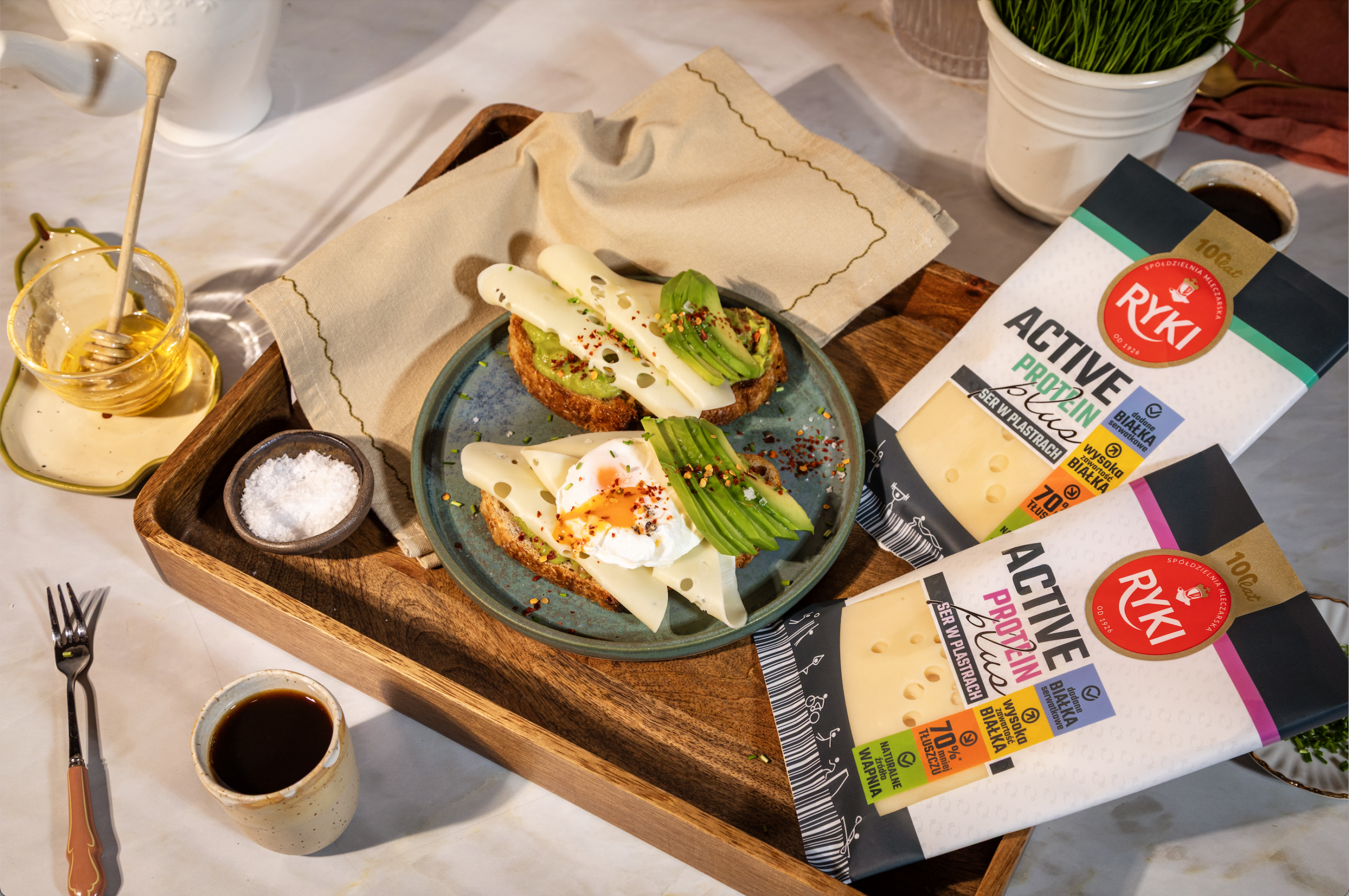 High-protein toast z serem Active, jajkiem w koszulce i awokado