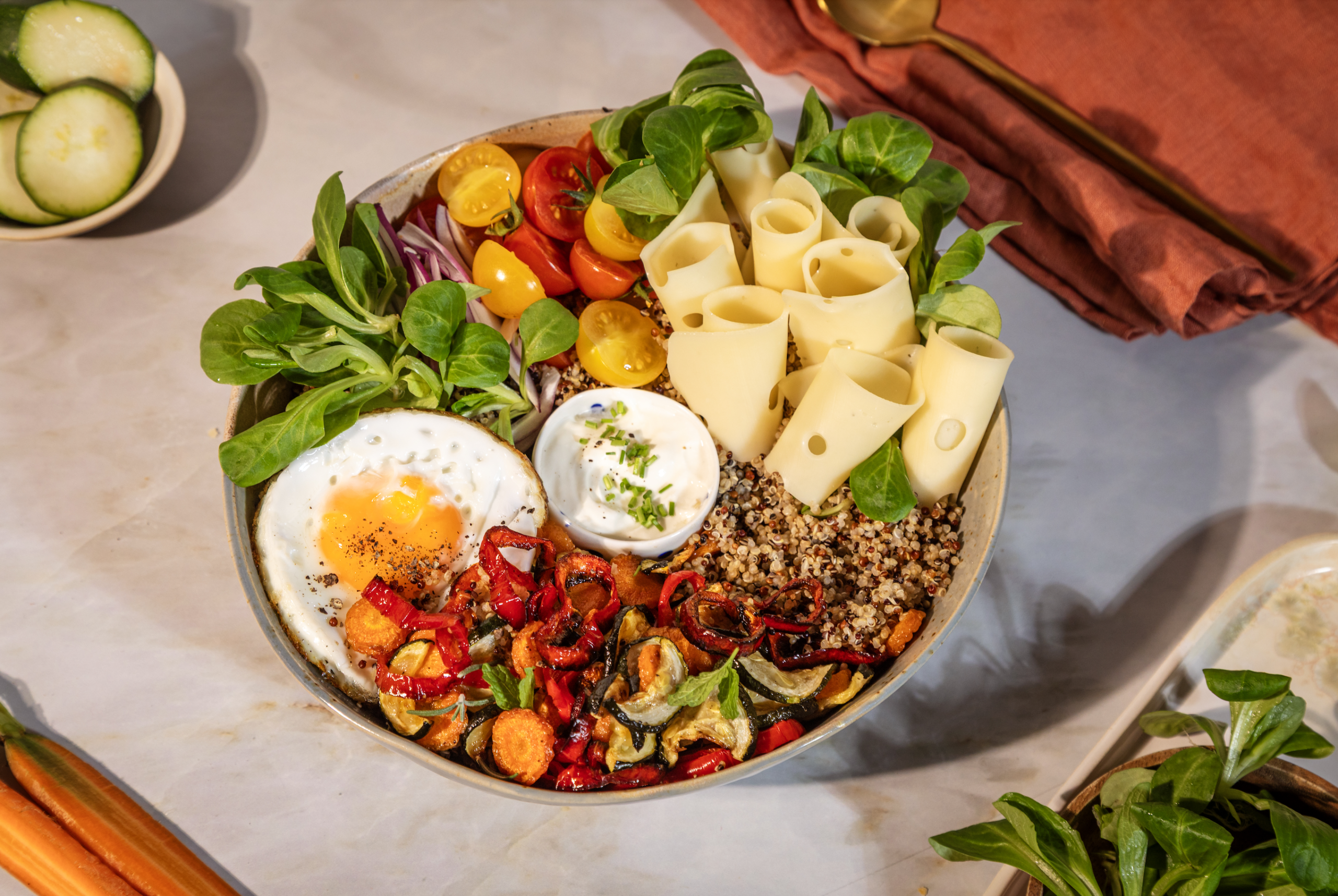 Bowl proteinowy z serem Active, quinoą i pieczonymi warzywami