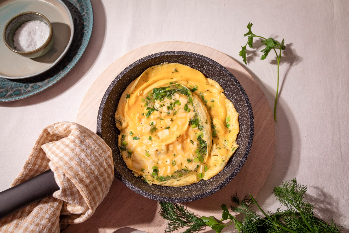 Omlet serowy z serem light i szczypiorkiem