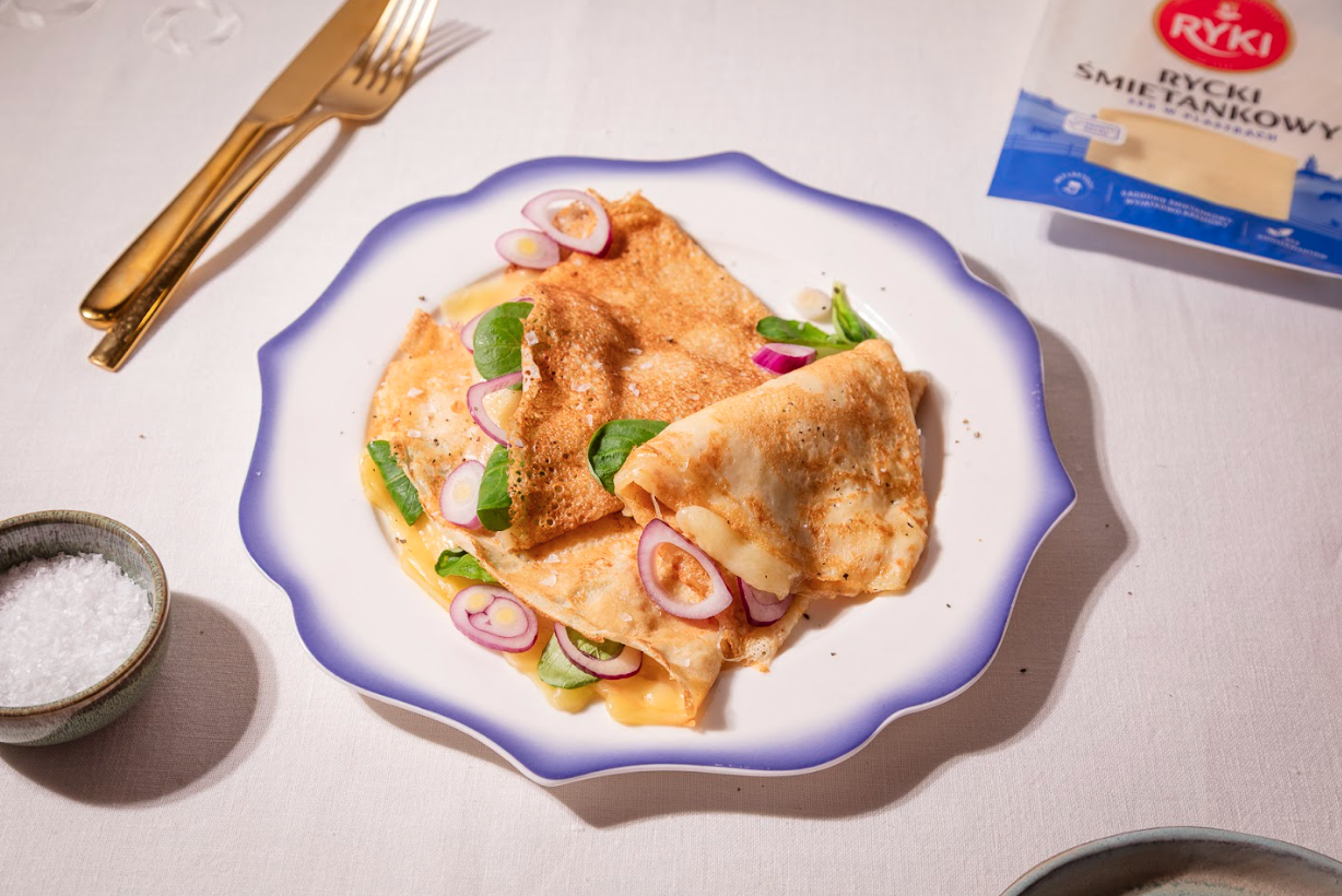 Naleśniki z serem Rycki Śmietankowy, młodym szpinakiem i czerwoną cebulą