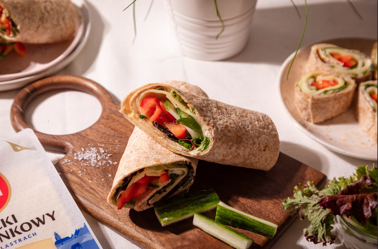 Wiosenne wrapy z serem śmietankowym i chrupiącymi warzywami