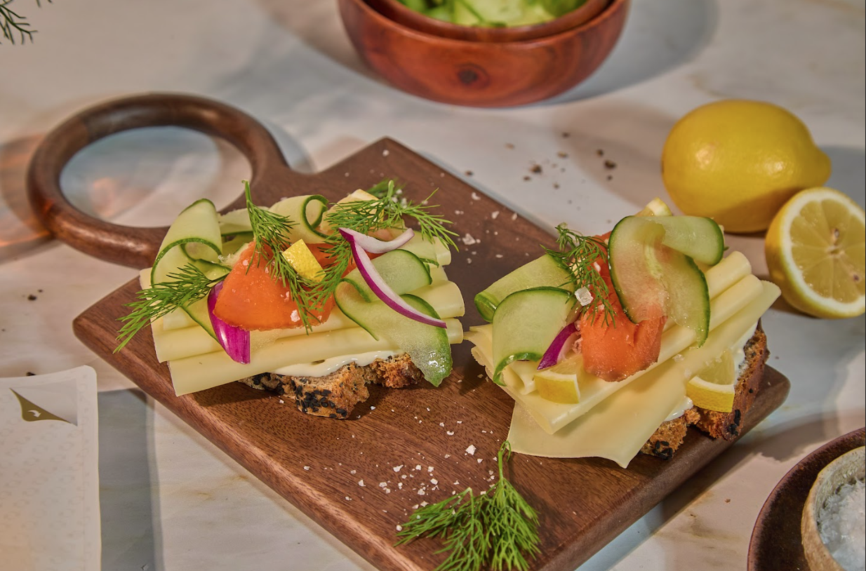Open sandwich z serem śmietankowym, łososiem i koperkiem