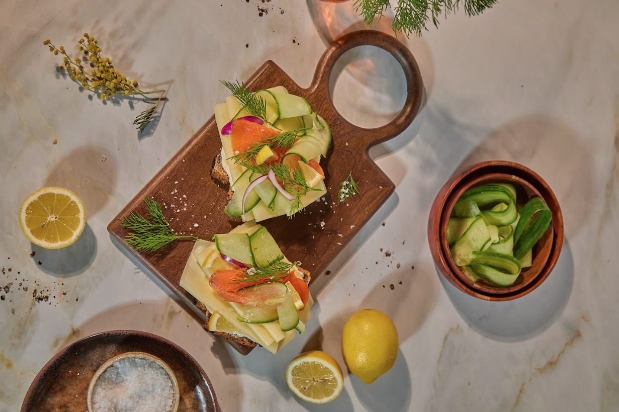 Open sandwich z serem śmietankowym, łososiem i koperkiem